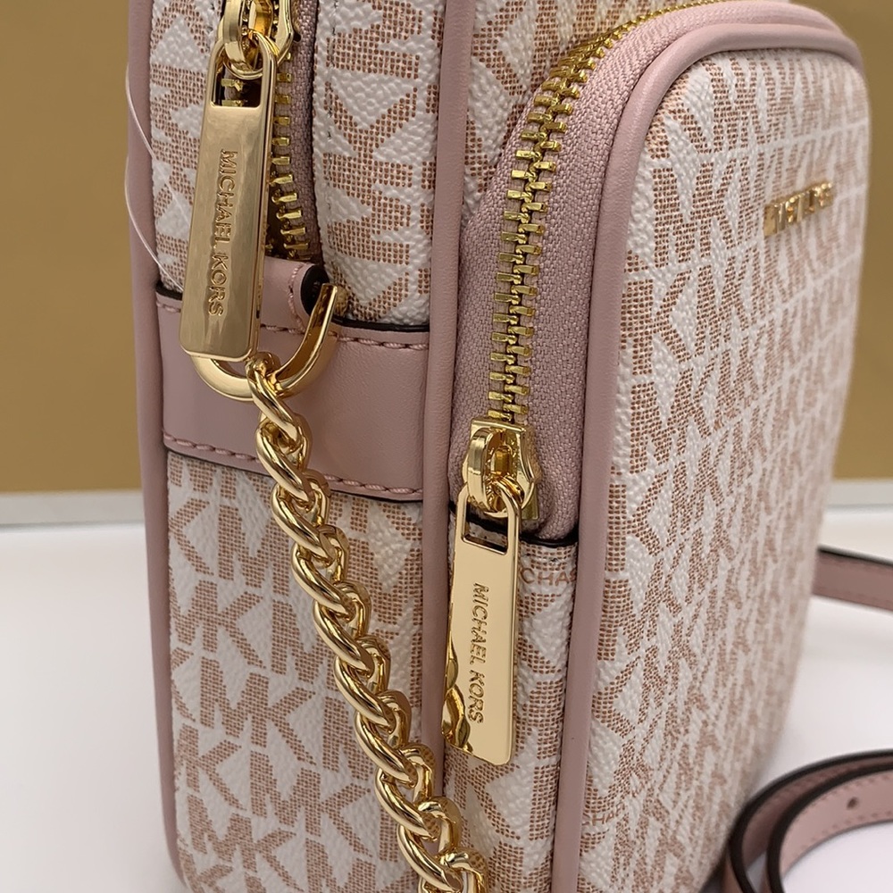 MICHAEL KORS
Jet Set Travel Md Signature Logo Crossbody
OPTIC WHITE/RS GOLD
NWT - Picture 6 of 16
